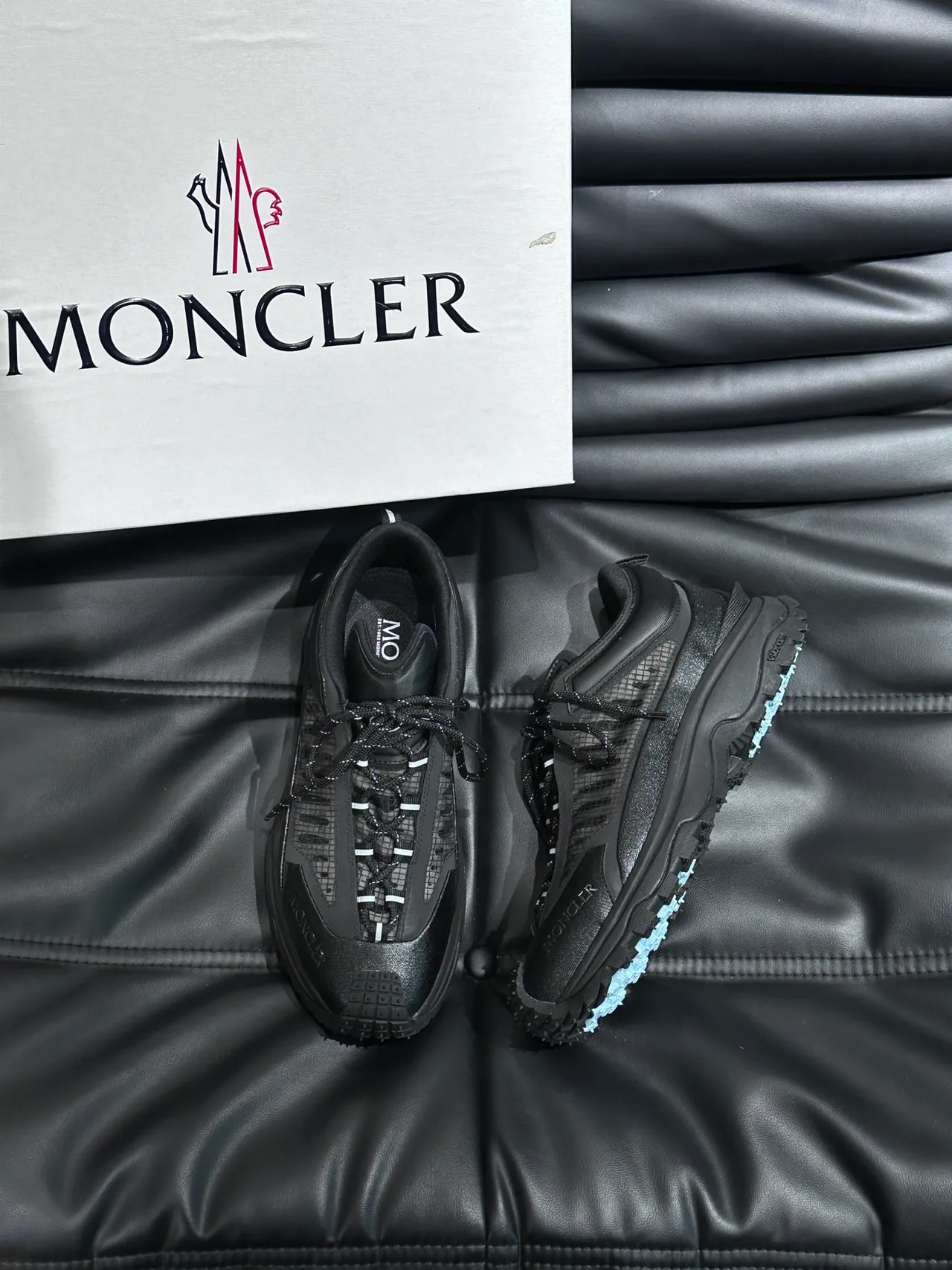 Moncler Tênis Negros Inspirados no Hiking Painéis de Malha Chunky Sneakers 4
