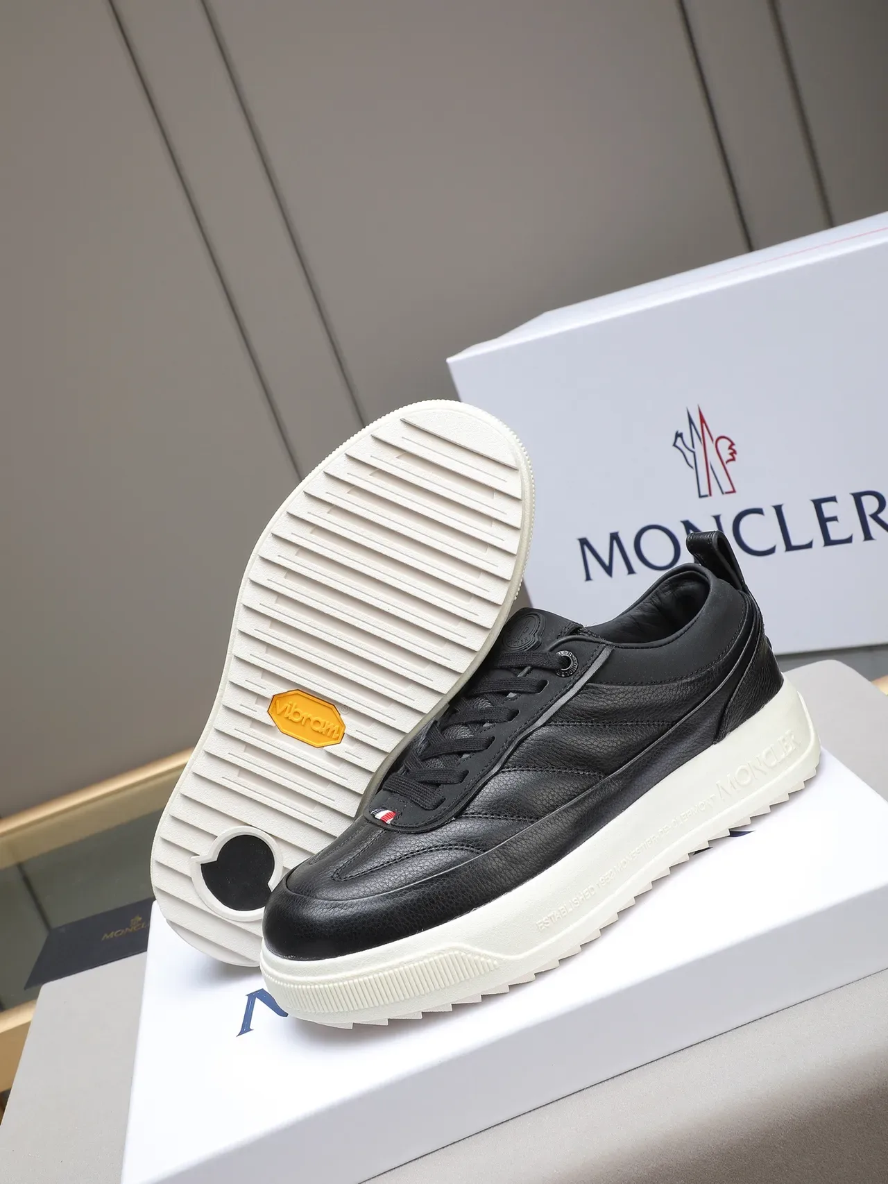 Moncler Zapatilla Lifestyle Negro Cuero Suela Plataforma 4