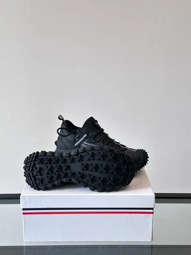 Moncler أحذية رياضية لايف ستايل أسود مع نعل rugged lug-sole عالي الارتفاع 2