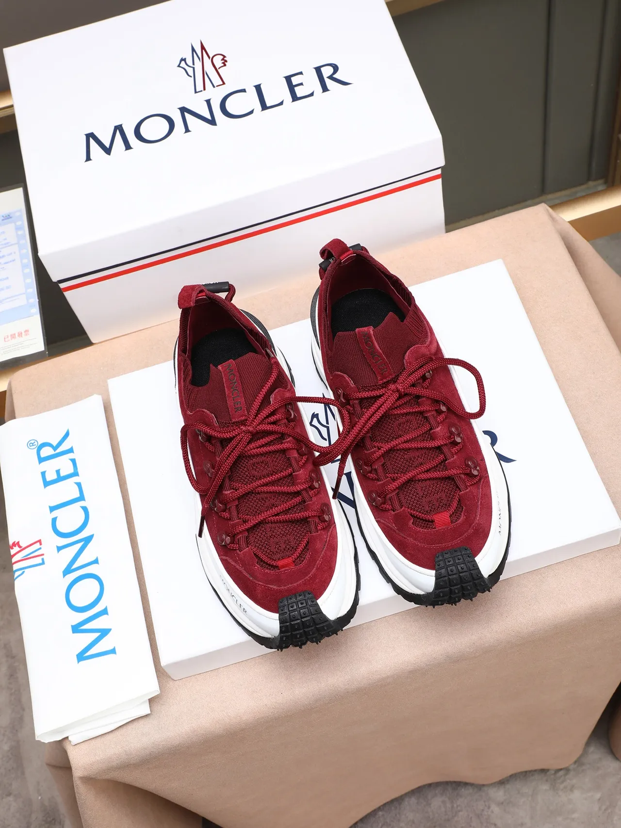 Moncler Grenoble Chaussure chunky rouge en suédé à col tricoté 2