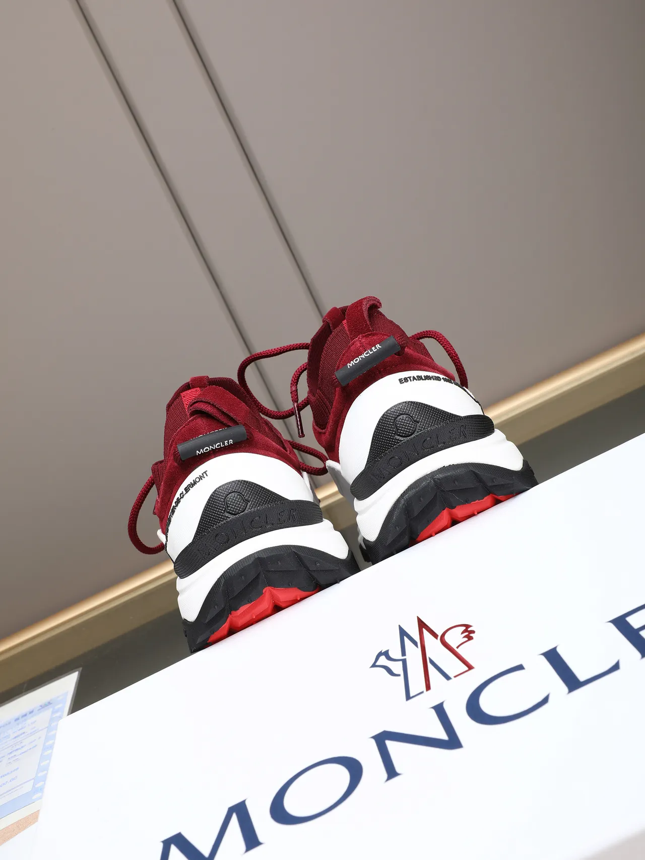 Moncler Grenoble Chaussure chunky rouge en suédé à col tricoté 3