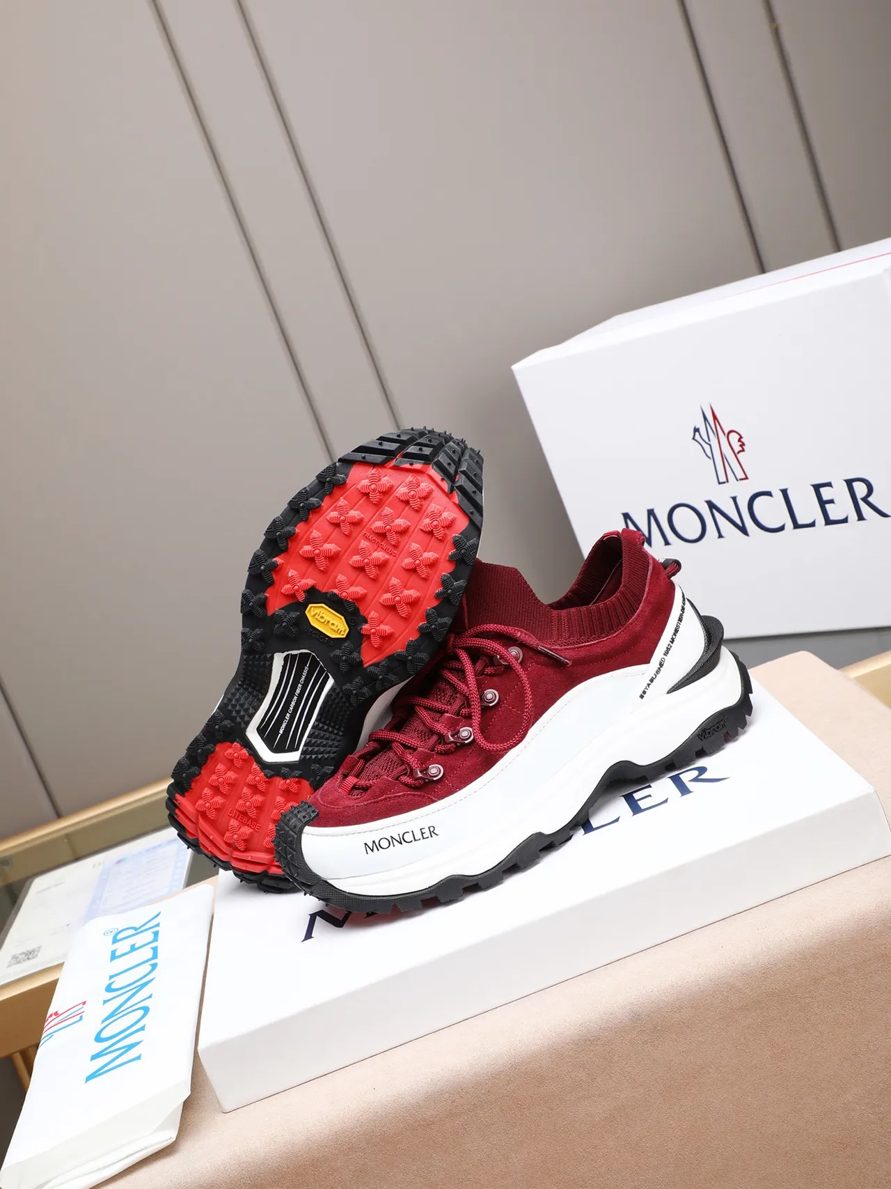 Moncler Grenoble Chaussure chunky rouge en suédé à col tricoté 4