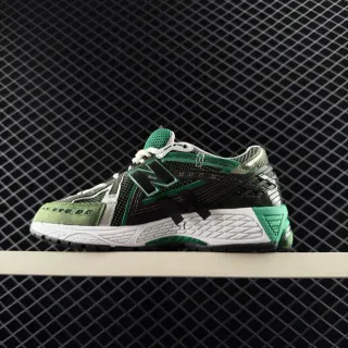 New Balance 151730 Green Black Sneakers rétro runner avec upper en maille à couches et daim sneakers à semelle épaisse