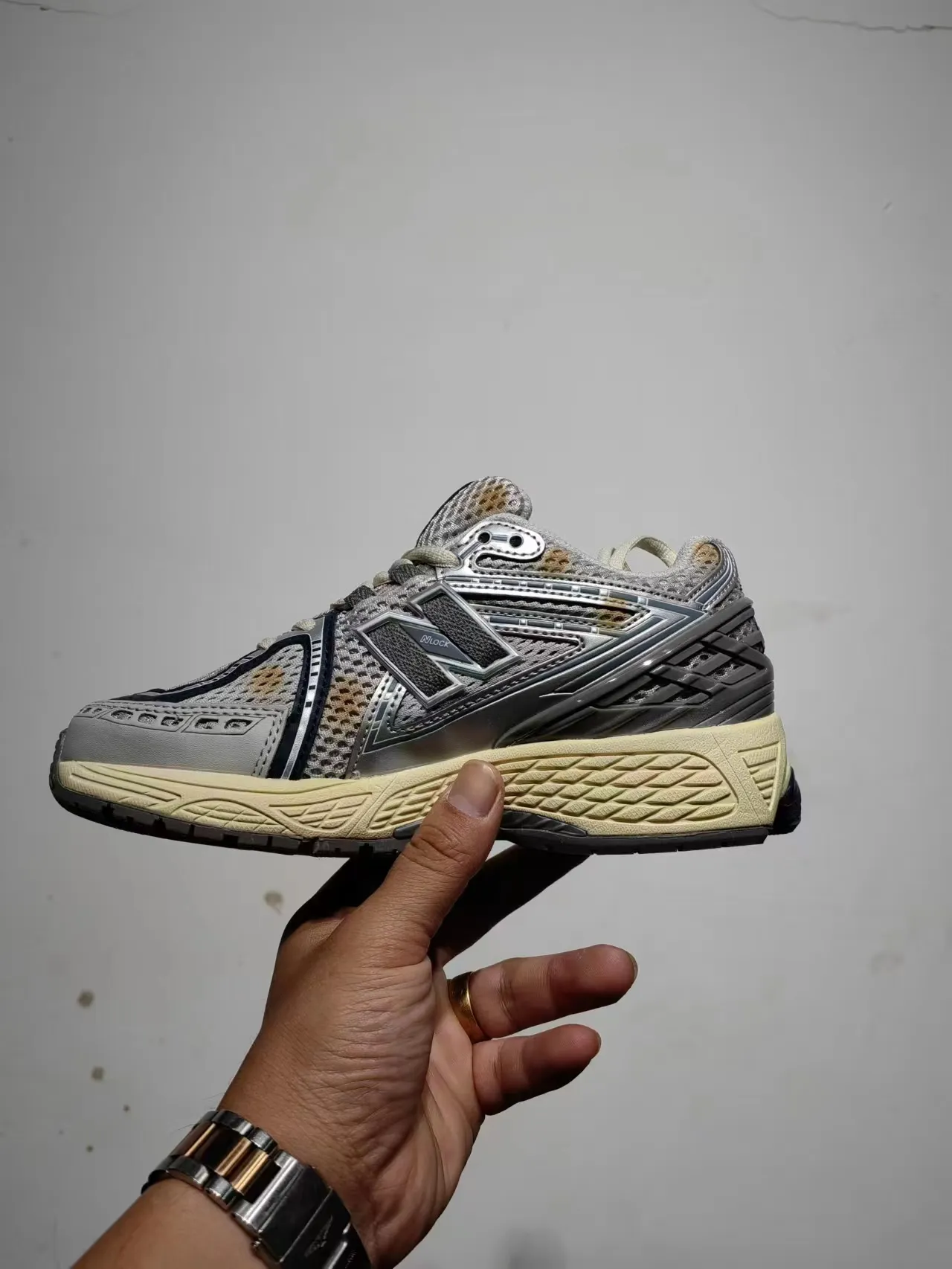 New Balance 1906R 灰色海军蓝奶油跑鞋 4