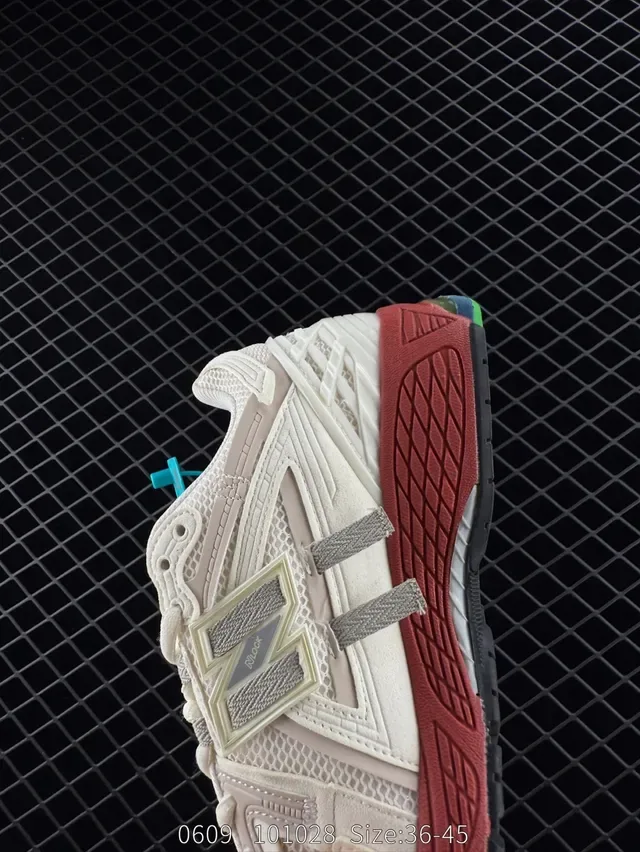 New Balance 2002R Off-White Red Green Blue लाइफस्टाइल स्नीकर 3
