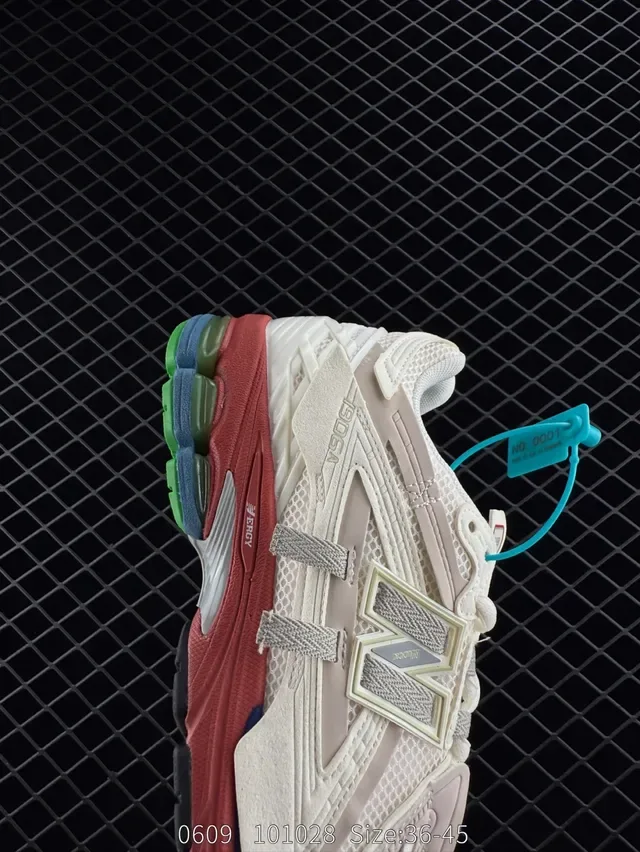 New Balance 2002R Off-White Red Green Blue लाइफस्टाइल स्नीकर 4
