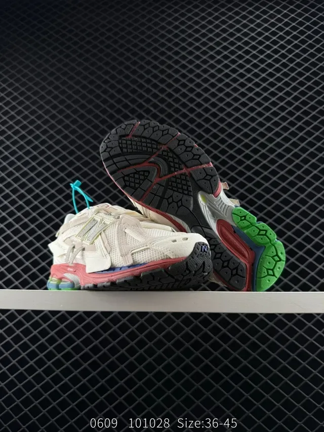 New Balance 2002R Off-White Red Green Blue लाइफस्टाइल स्नीकर 5