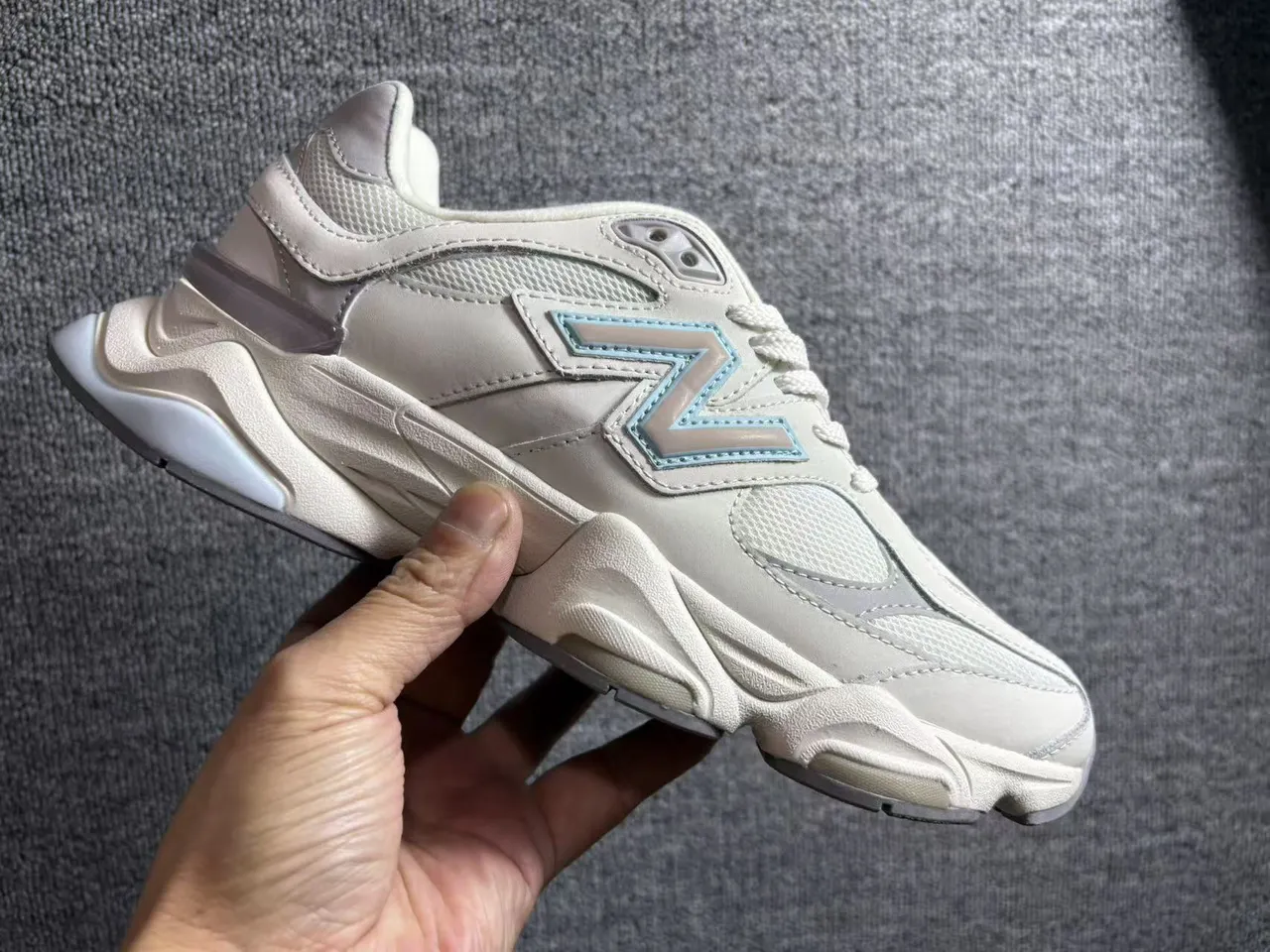New Balance 9060 Bege e Cinza Tênis Chunky 2
