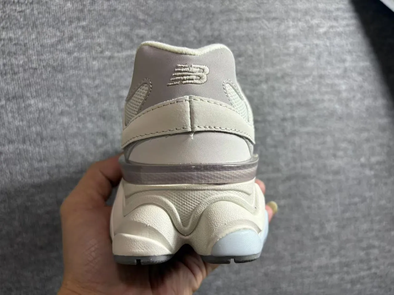 New Balance 9060 Bege e Cinza Tênis Chunky 3