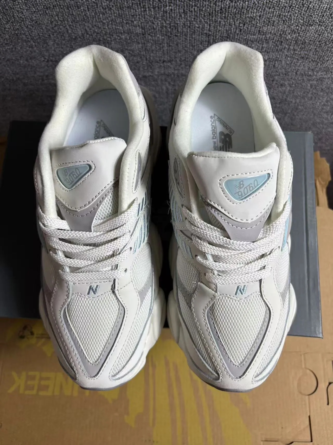 New Balance 9060 Bege e Cinza Tênis Chunky 4