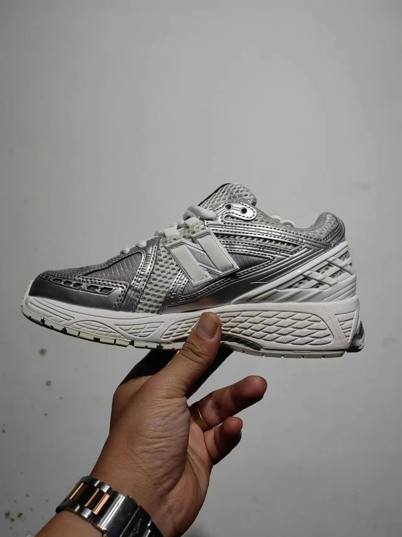 New Balance 9060 Zapatos de correr grises y blancos 2