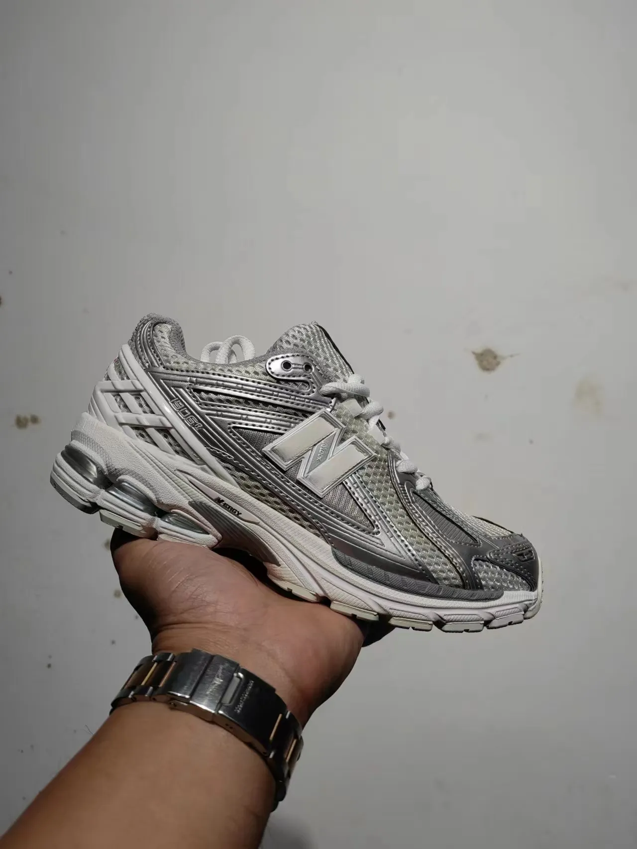 New Balance 9060 Zapatos de correr grises y blancos 4