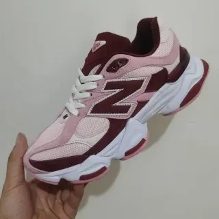New Balance 9060 पिंक और बर्गंडी चंकी स्नीकर