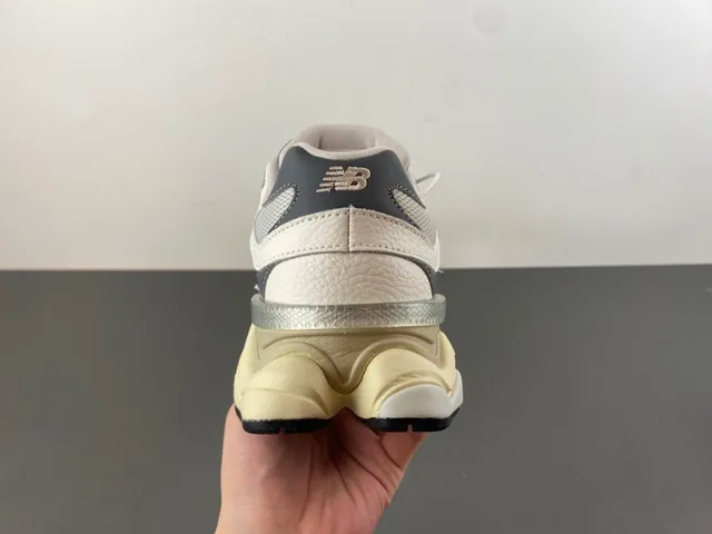 New Balance বেইজ গ্রে মিডসোল মেশ এবং সিন্থেটিক ওভারলে চাঙ্কি স্নিকার্স 4