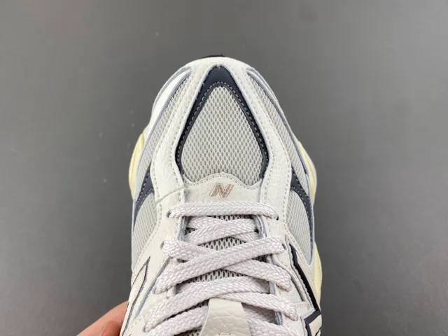 New Balance বেইজ গ্রে মিডসোল মেশ এবং সিন্থেটিক ওভারলে চাঙ্কি স্নিকার্স 5