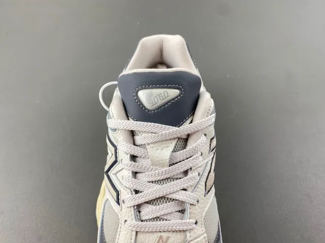 New Balance বেইজ গ্রে মিডসোল মেশ এবং সিন্থেটিক ওভারলে চাঙ্কি স্নিকার্স 6