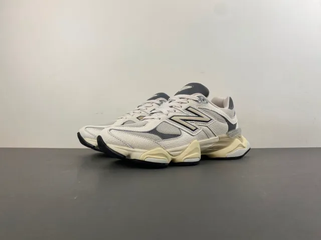 New Balance বেইজ গ্রে মিডসোল মেশ এবং সিন্থেটিক ওভারলে চাঙ্কি স্নিকার্স 10
