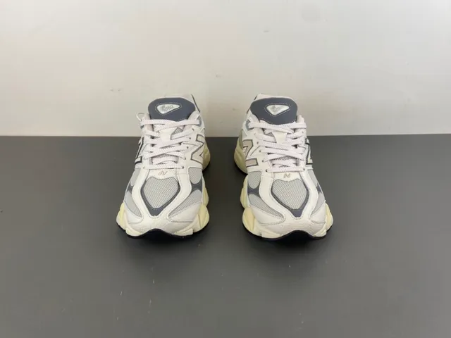 New Balance বেইজ গ্রে মিডসোল মেশ এবং সিন্থেটিক ওভারলে চাঙ্কি স্নিকার্স 11