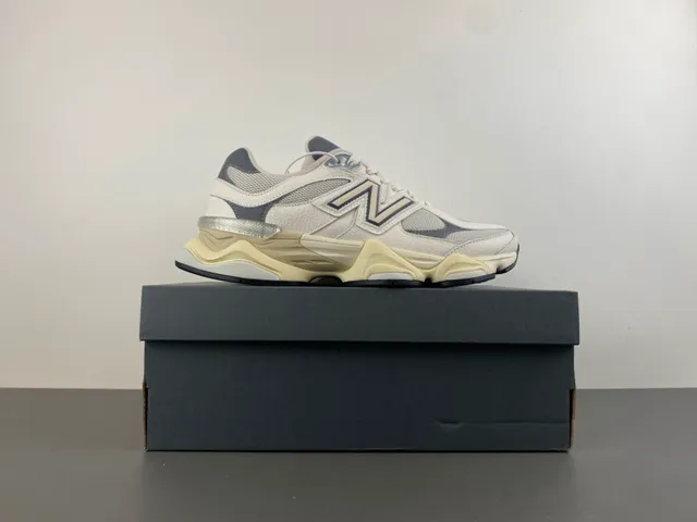 New Balance বেইজ গ্রে মিডসোল মেশ এবং সিন্থেটিক ওভারলে চাঙ্কি স্নিকার্স 15