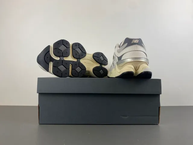 New Balance বেইজ গ্রে মিডসোল মেশ এবং সিন্থেটিক ওভারলে চাঙ্কি স্নিকার্স 16