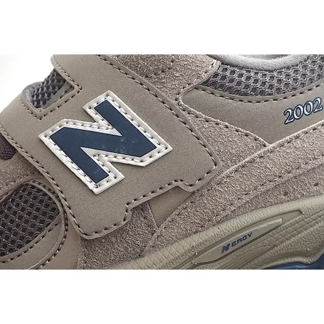 New Balance Bege Branco Chunky Midsole Fecho Velcro Cinta Lifestyle Sneakers 18