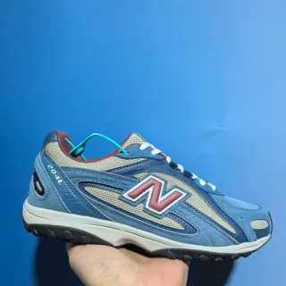 New Balance 蓝色米色分层网面和麂皮鞋面弯曲合成覆盖生活运动鞋