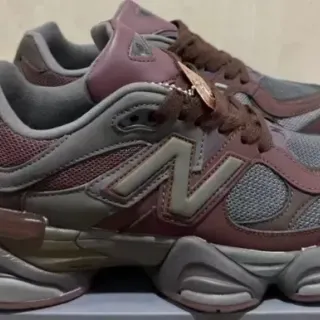 New Balance बरगंडी ग्रे सोल मिक्स्ड मटेरियल अपर चंकी स्नीकर