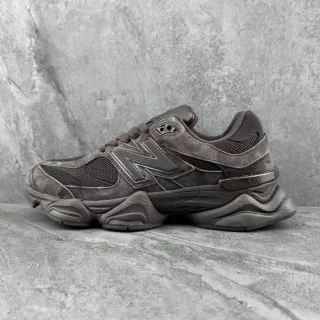 New Balance 灰色单色深棕麂皮和网面鞋面厚底运动鞋