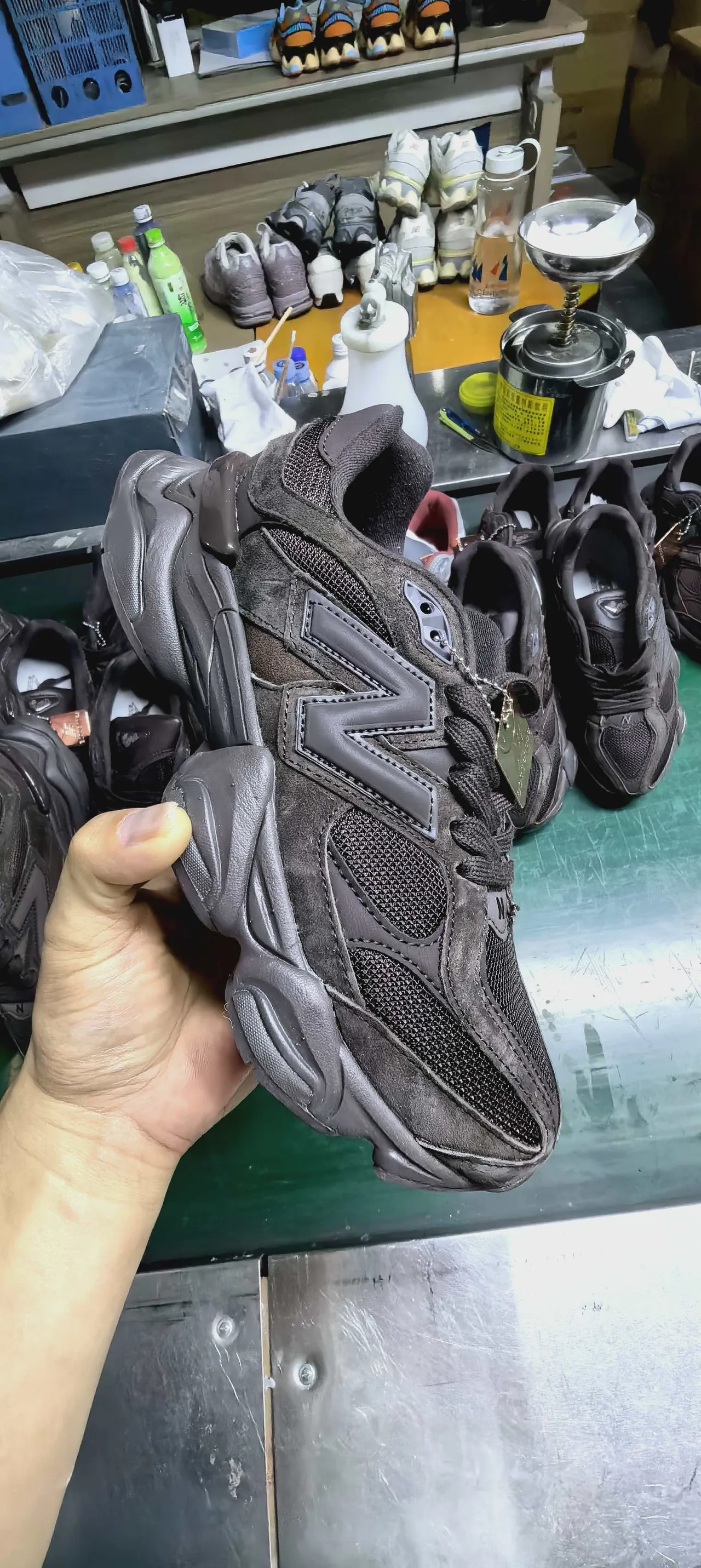 New Balance গ্রে একরঙা অন্ধকার সুয়েড এবং মেশ উপর চাঙ্কি স্নিকার 2