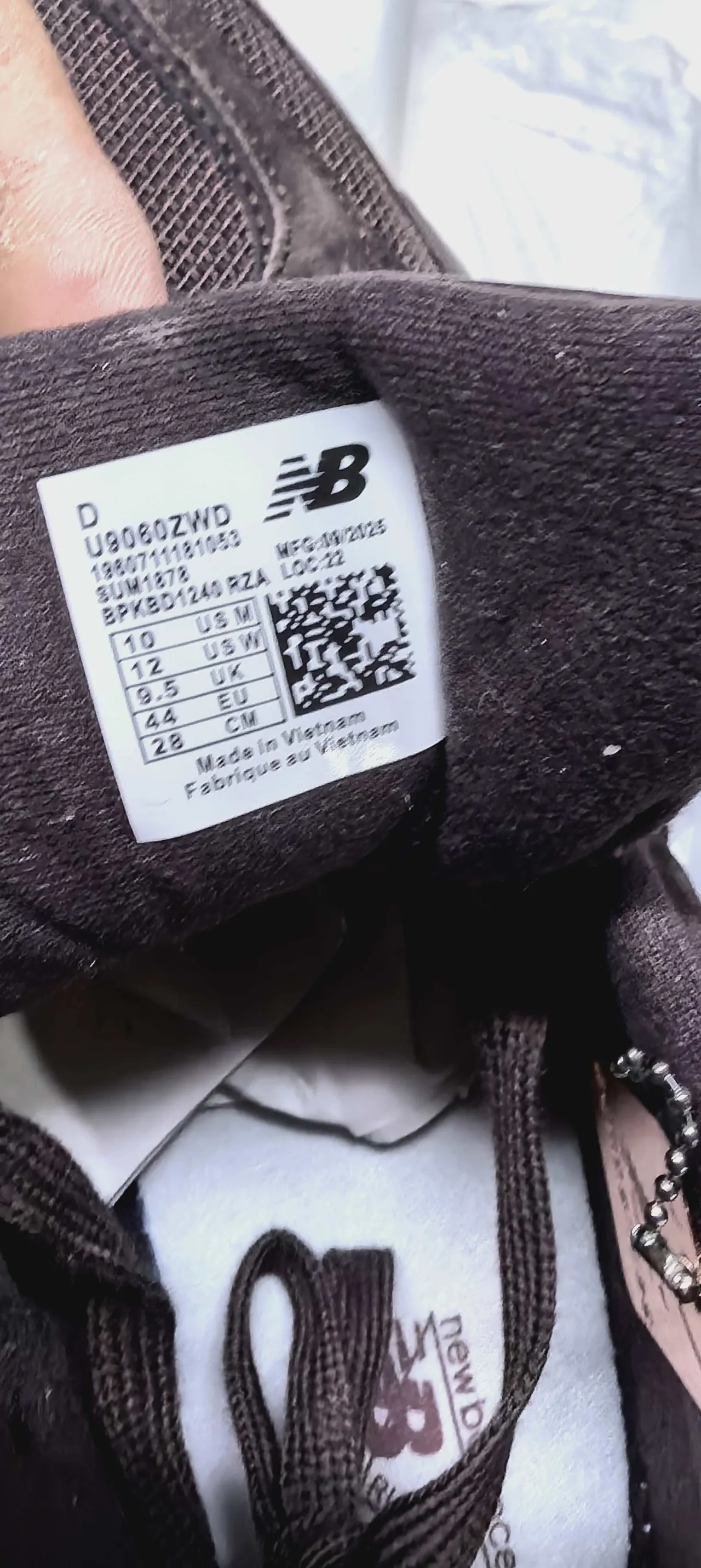 New Balance গ্রে একরঙা অন্ধকার সুয়েড এবং মেশ উপর চাঙ্কি স্নিকার 3