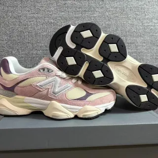 New Balance गुलाबी बैंगनी प्लेटफॉर्म सोल मल्टी-पैनल सुड-मेश कंस्ट्रक्शन चंकी स्नीकर