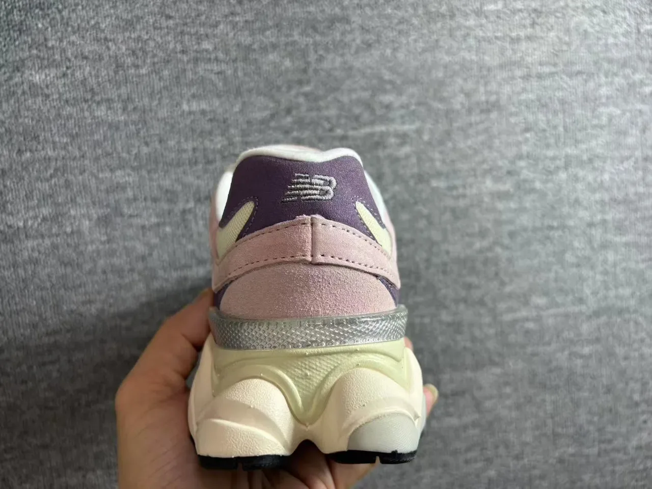 New Balance गुलाबी बैंगनी प्लेटफॉर्म सोल मल्टी-पैनल सुड-मेश कंस्ट्रक्शन चंकी स्नीकर 2