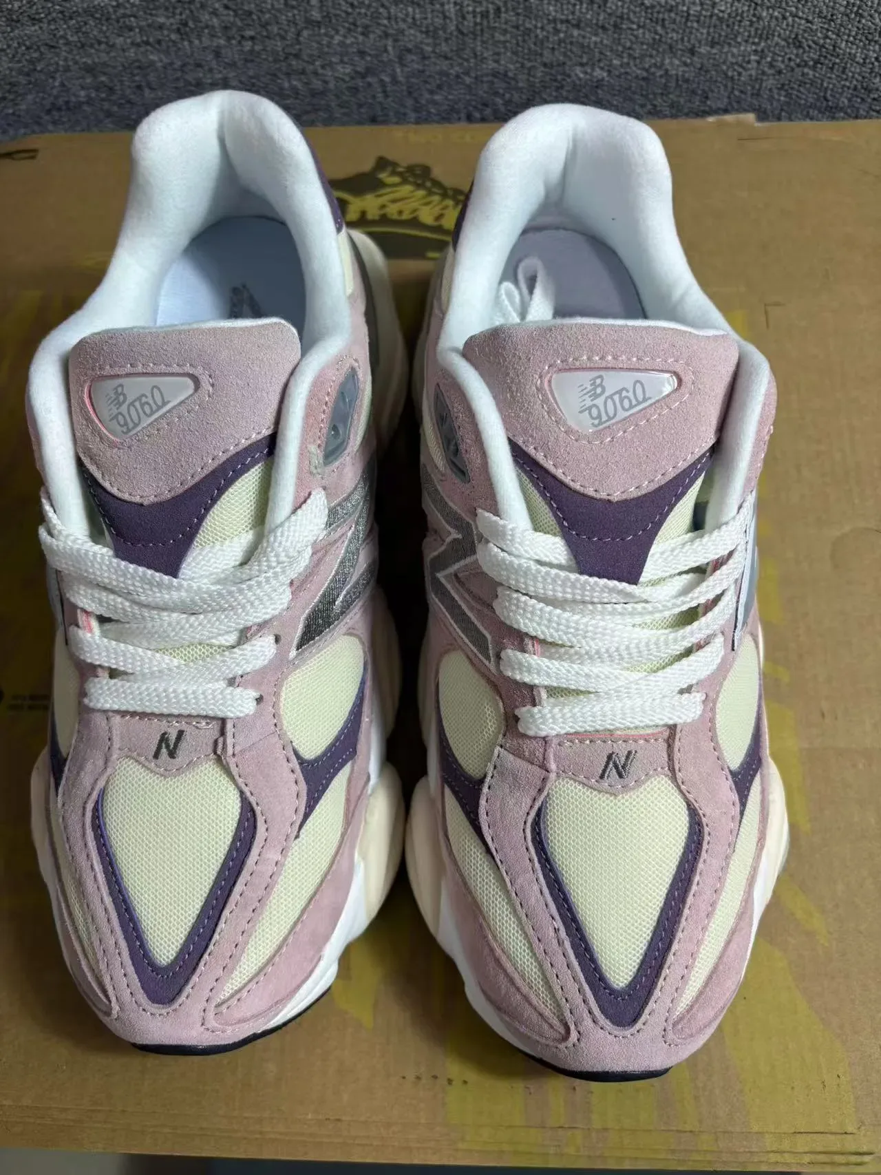 New Balance गुलाबी बैंगनी प्लेटफॉर्म सोल मल्टी-पैनल सुड-मेश कंस्ट्रक्शन चंकी स्नीकर 3
