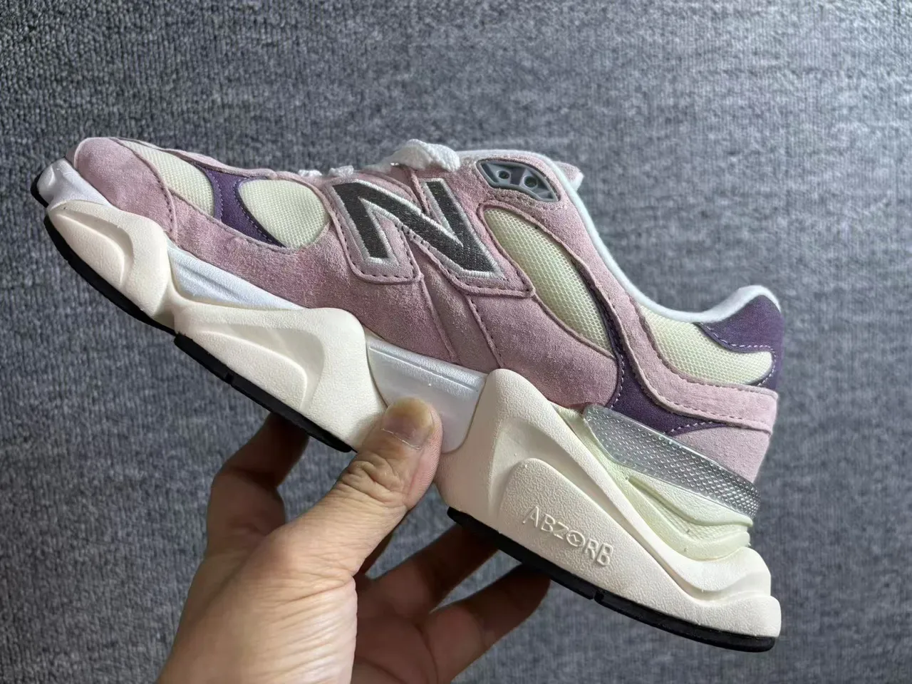 New Balance गुलाबी बैंगनी प्लेटफॉर्म सोल मल्टी-पैनल सुड-मेश कंस्ट्रक्शन चंकी स्नीकर 4
