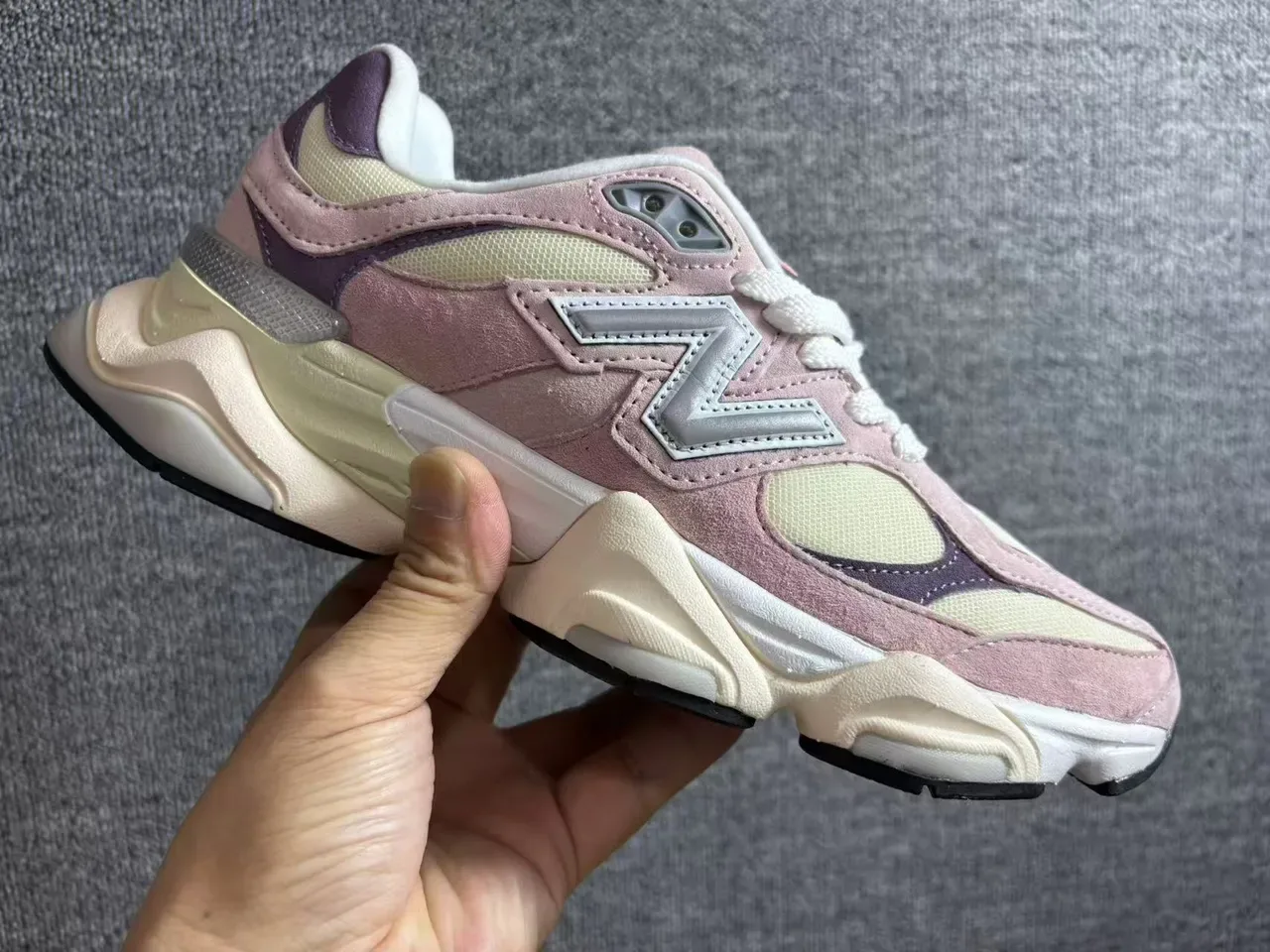 New Balance गुलाबी बैंगनी प्लेटफॉर्म सोल मल्टी-पैनल सुड-मेश कंस्ट्रक्शन चंकी स्नीकर 5