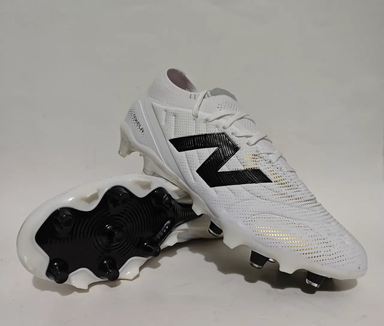 New Balance सफेद काला लो-कट निट अपर असममित लेसिंग सिस्टम फर्म-ग्राउंड सॉकर जूते 11