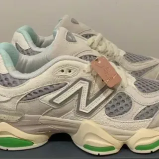 New Balance সাদা সবুজ মাল্টি লেয়ার্ড সোল পারফোরেটেড গ্রে মেশ প্যানেল চাঙ্কি স্নিকার্স