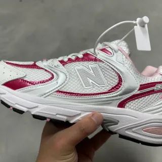 New Balance সাদা গোলাপি মেশ এবং সিন্থেটিক ওভারলে নির্মাণ ম্যাজেন্টা অ্যাকসেন্ট পাইপিং লাইফস্টাইল স্নিকার্স