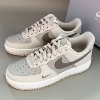 Tênis lifestyle Nike Air Force 1 bege e taupe