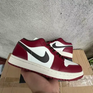 Nike Air Jordan 1 Low بورجوندي أبيض أسود أحذية رياضية للأسلوب الحياتي