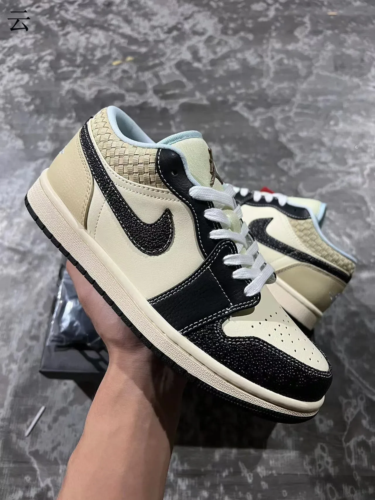 Nike Air Jordan 1 Low Cream y Negro Zapatillas Lifestyle 2
