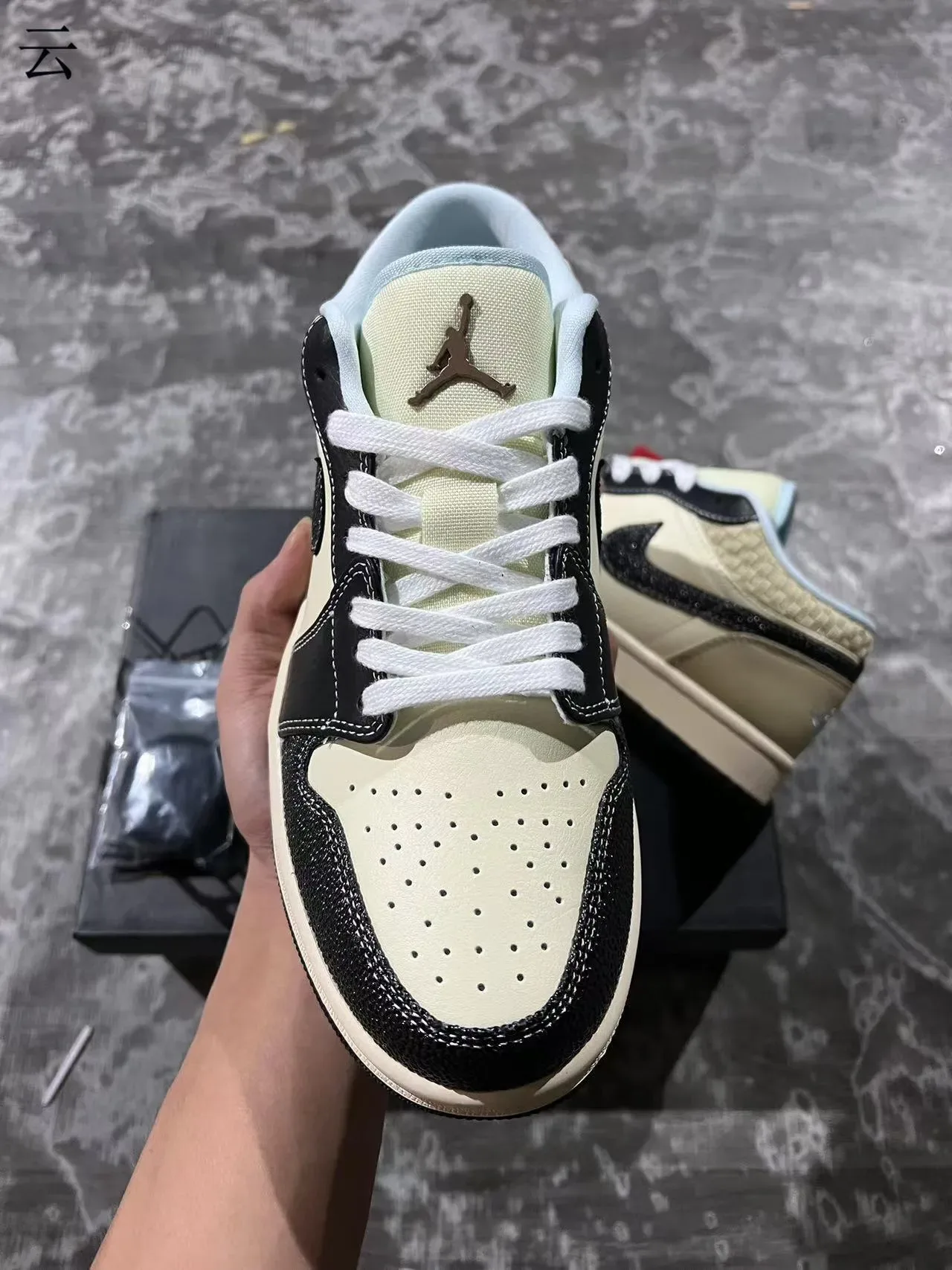 Nike Air Jordan 1 Low Cream y Negro Zapatillas Lifestyle 3
