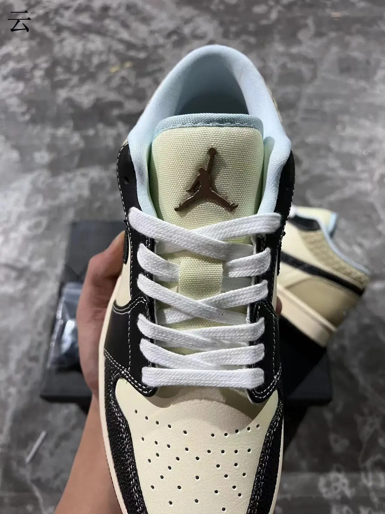 Nike Air Jordan 1 Low Cream y Negro Zapatillas Lifestyle 4