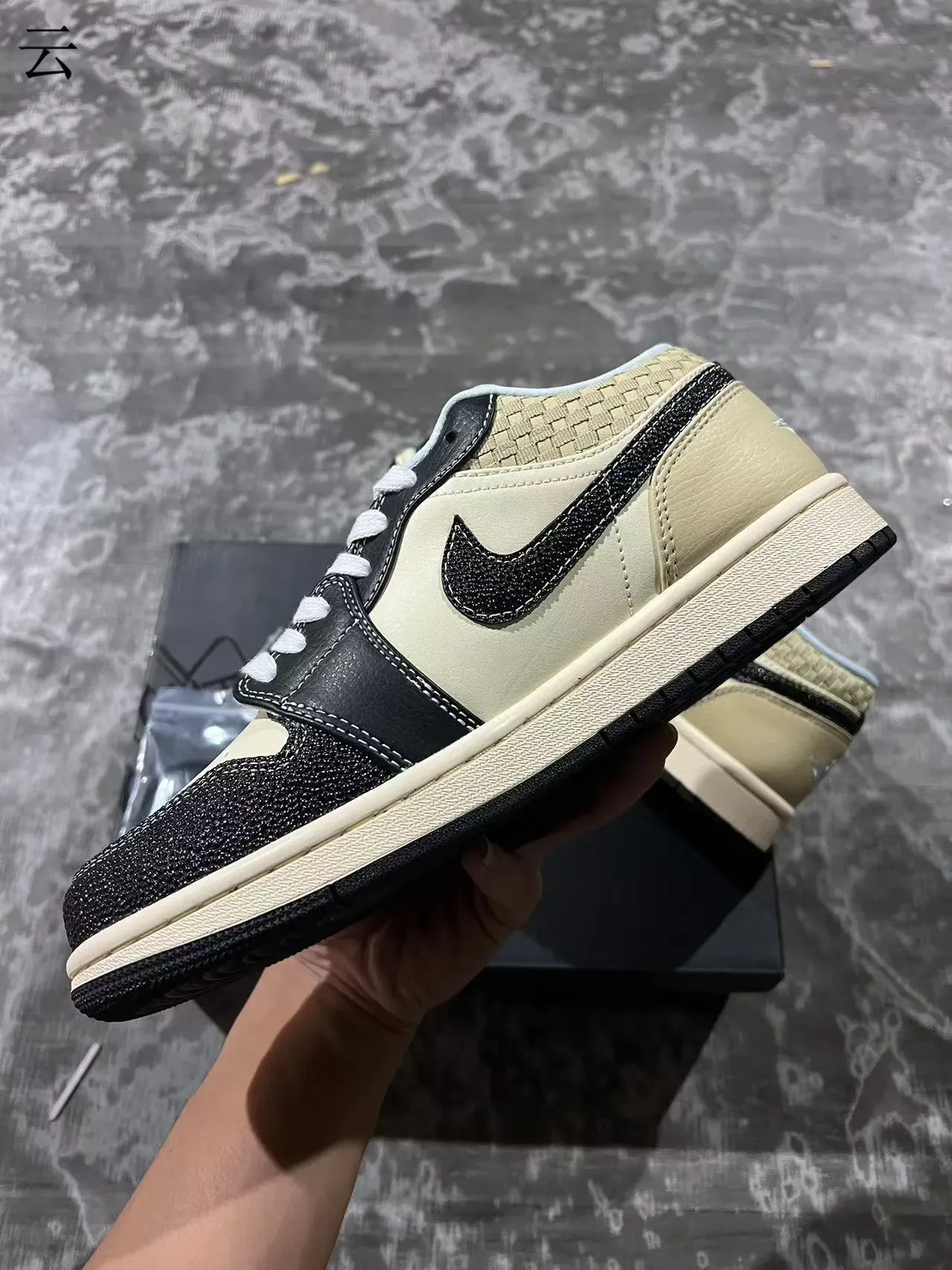 Nike Air Jordan 1 Low Cream y Negro Zapatillas Lifestyle 5