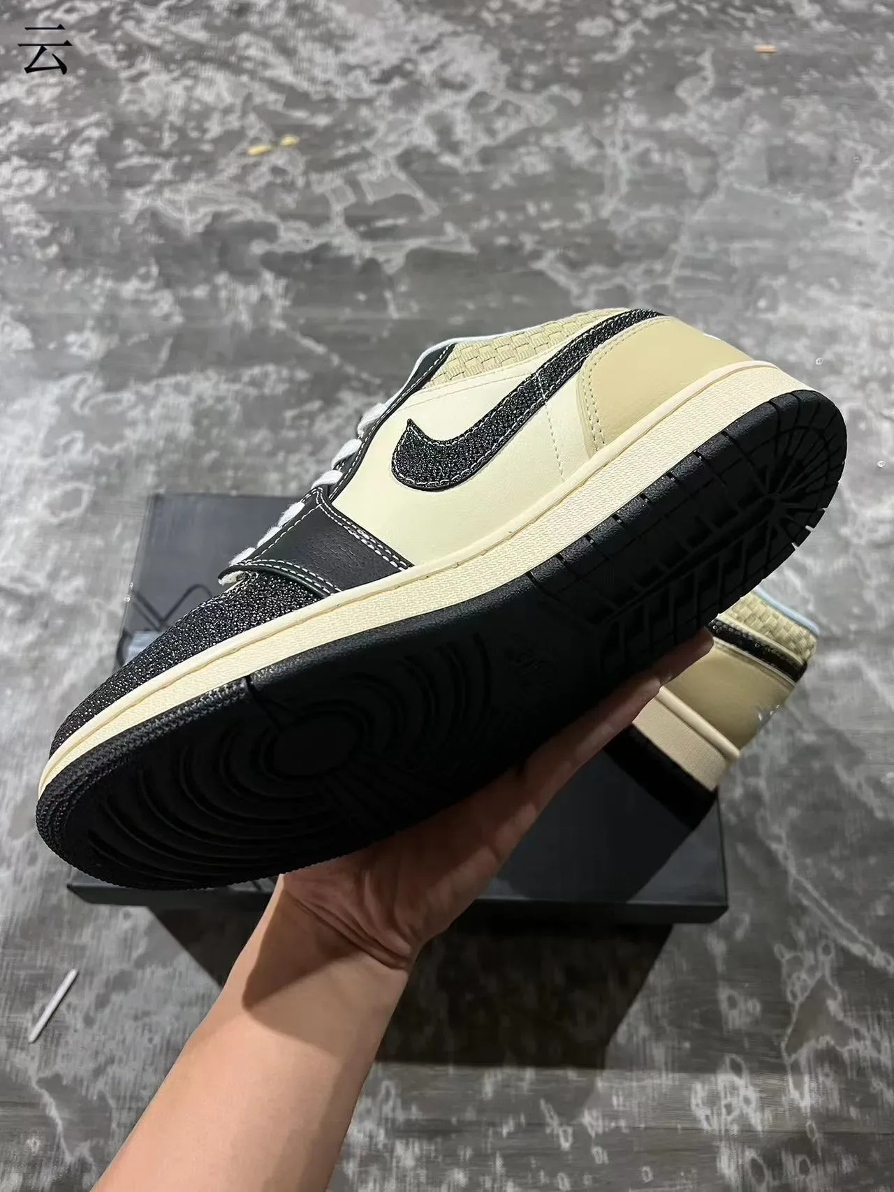 Nike Air Jordan 1 Low Cream y Negro Zapatillas Lifestyle 6