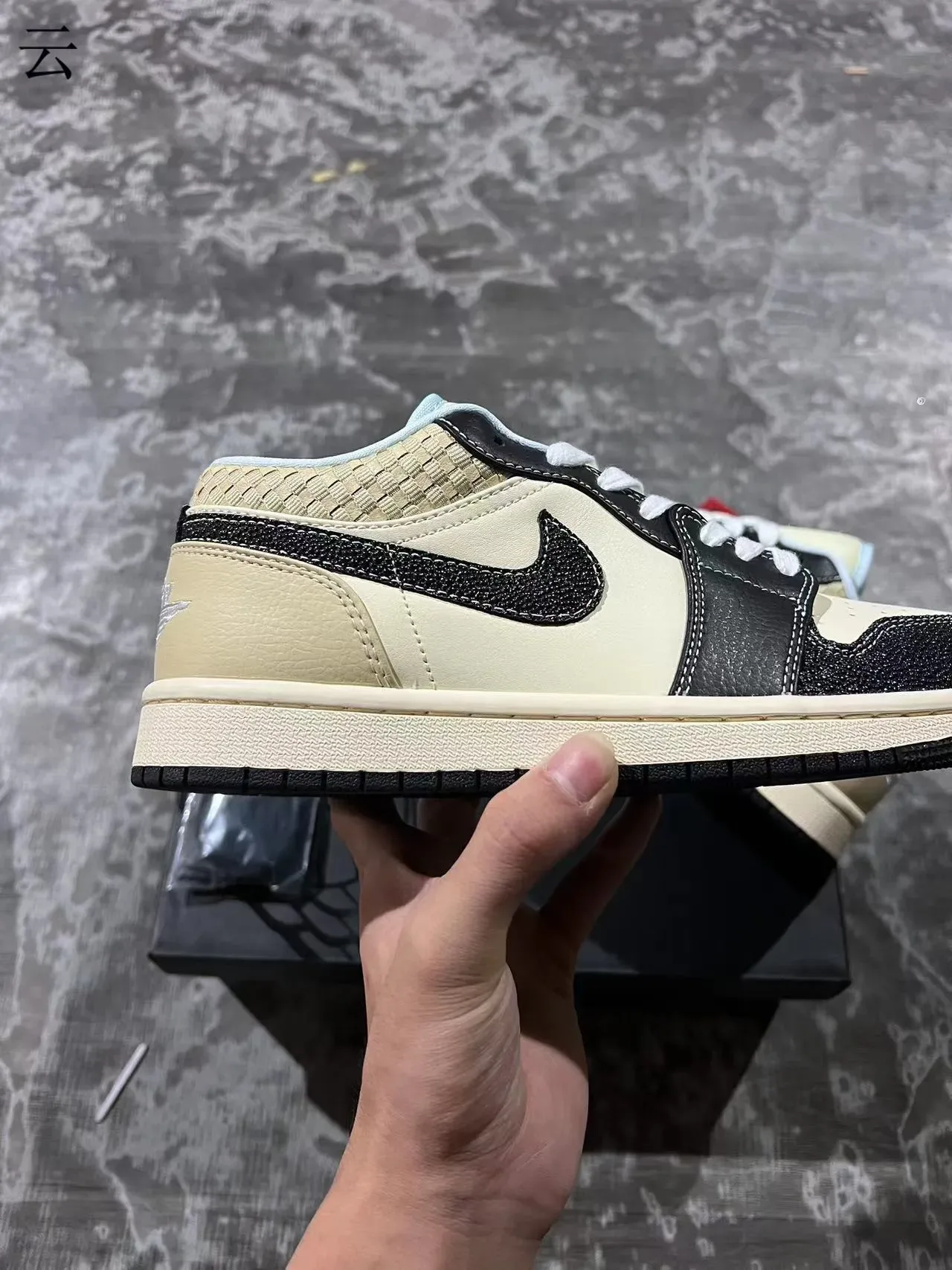 Nike Air Jordan 1 Low Cream y Negro Zapatillas Lifestyle 7