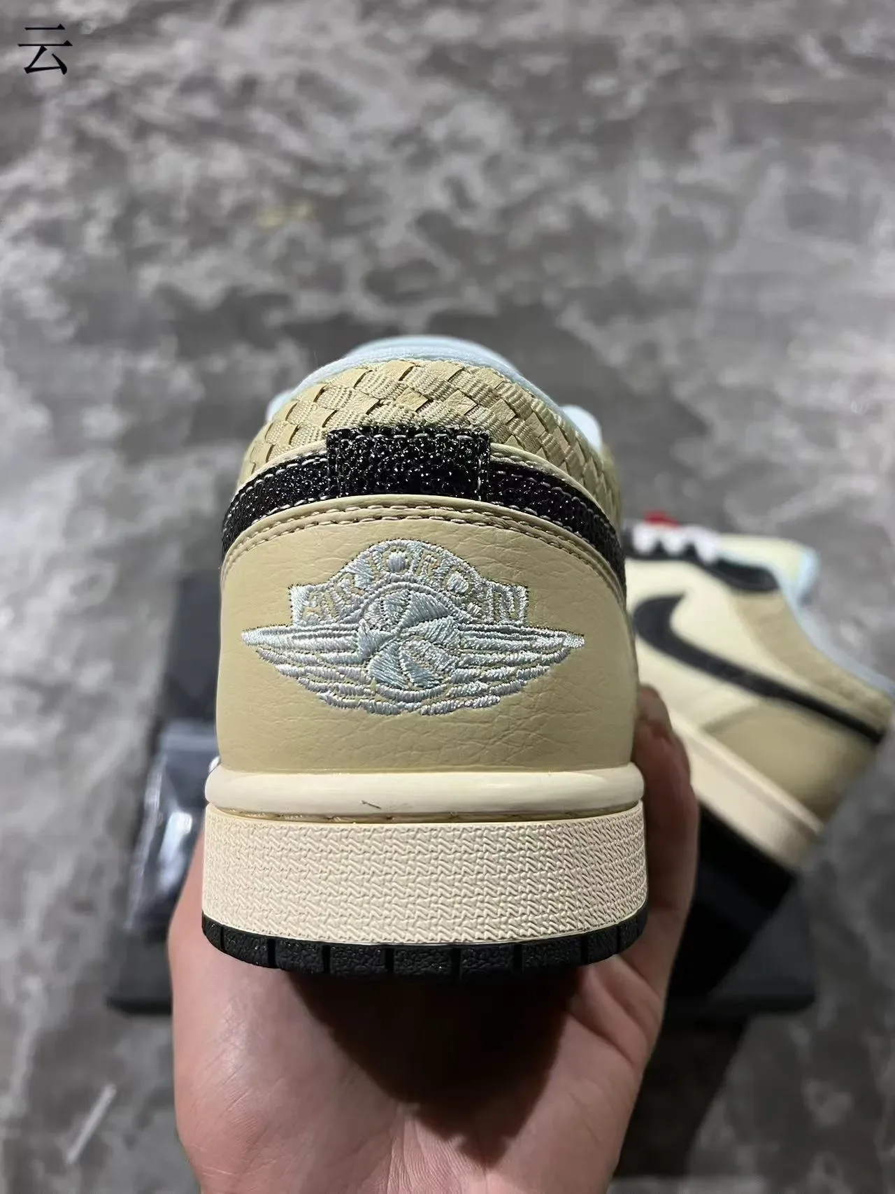 Nike Air Jordan 1 Low Cream y Negro Zapatillas Lifestyle 8