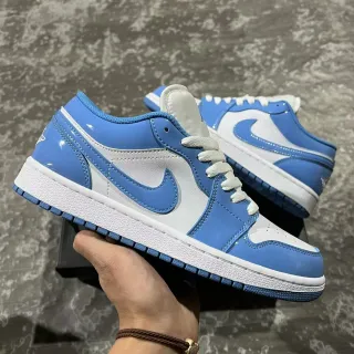 Nike Air Jordan 1 Low سنيكرز لايف ستايل أزرق لامع وأبيض