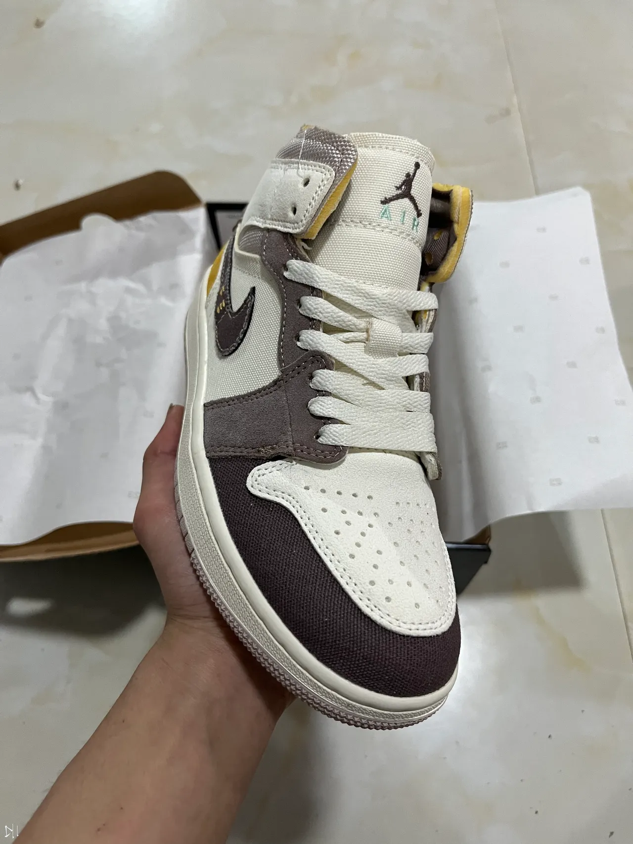 Nike Air Jordan 1 Mid Off-White Taupe Mustard Tênis de basquete 2