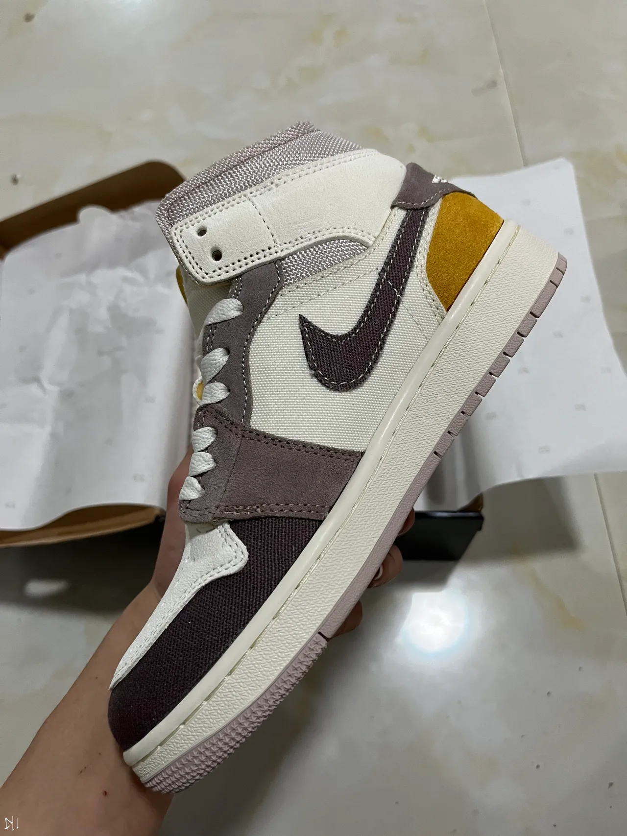 Nike Air Jordan 1 Mid Off-White Taupe Mustard Tênis de basquete 4